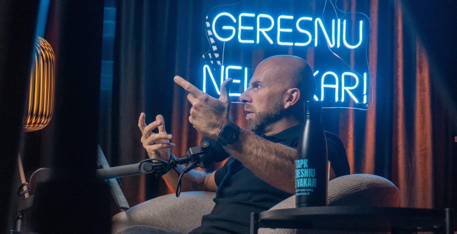 Artur Lebedenko podkasto įrašymo studijoje